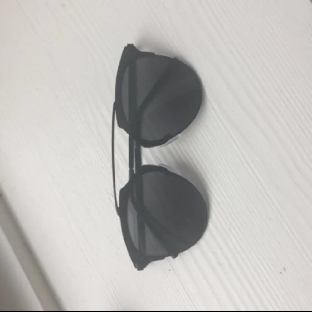 Svarta dior liknande solglasögon från Gina . Accessoarer.