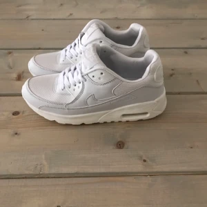  - Helt nya. Stl 37. Pga märke inuti(se sista bilden) så säljes dom billigt.  Finns i Malmö. Men kan även skickas