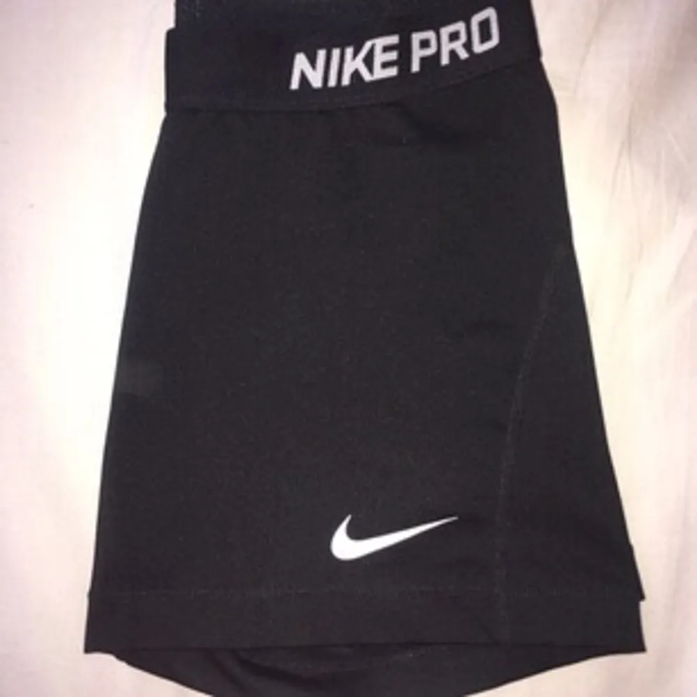 Fina tights från Nike i bra skick köpta på Plick men passade tyvärr inte. Storlek L men passar även som M! Kan skicka fler bilder om så önskas . Shorts.