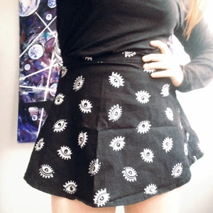  - Svart kjol med ögon på från h&m 👀