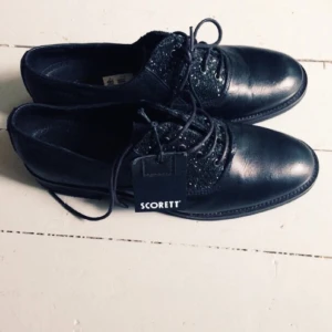  - Glittriga låga oanvända skor! Nypris 699:-