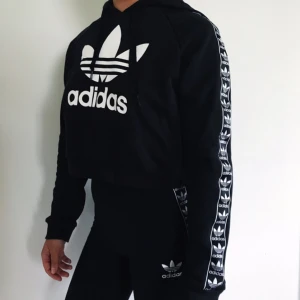  - Hoodie från Adidas. Hoodien ingår i ett set med ett par adidas tights som också säljs separat.  Hoodien är cropped och passar storlek 36-38 Säljes för 200kr, frakt tillkommer.  Betalning sker via swish. 
