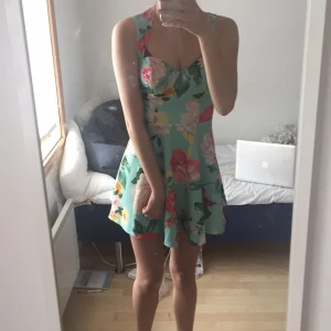  - Färgglad klänning. Aldrig använd. Priset kan ändras. 