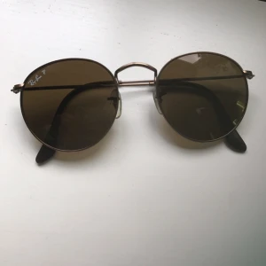  - Bruna "John Lennon" Ray Ban. Köpta för cirka fem år sedan. Små repor på båda glasen, därav det låga priset. 