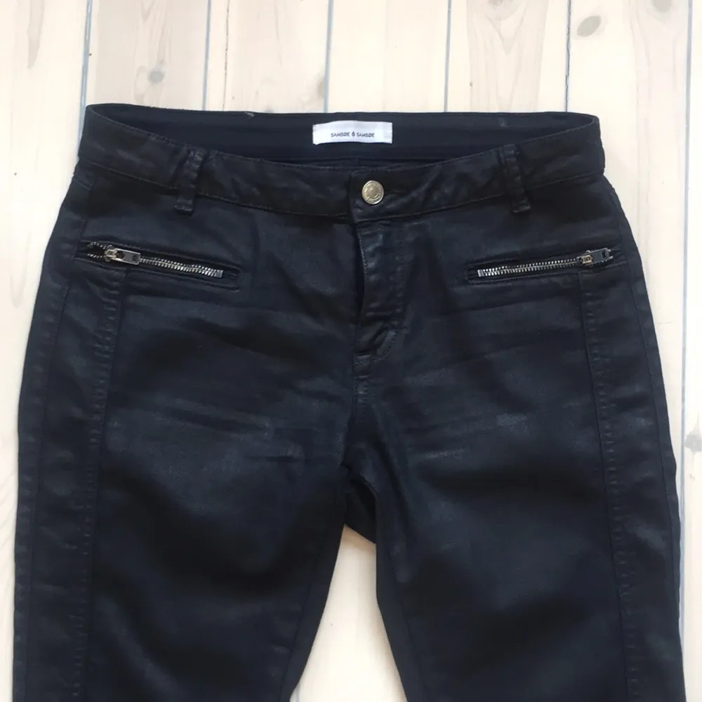 Samsøe jeans, svarta glansiga med silvriga dragkedjor, nypris ca 1200 kr, frakt tillkommer. Jeans & Byxor.