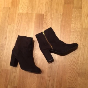  - Från h&m, strl 39. Använda ett fåtal gånger pga för hög klack för mig. 