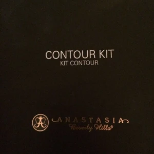  - Anastasia contour kit light to medium 