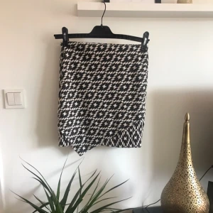  - Snygg asymmetrisk kjol som passar både till vardags och till fest! Sparsamt använd.