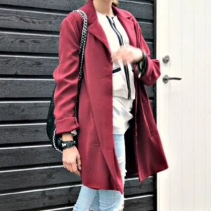  - Tunn jacka köpt på Beyond Retro för några år sedan (alltså redan använd när jag köpte den). Den har två olika knappar, den översta är annorlunda än de andra.    Kan mötas upp & tar swish. 