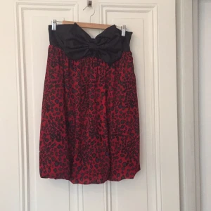  - Leopardmönstrad ärmlös klänning med stor rosett i fram. Storlek S i fint skick. Tror den är från H&M. 