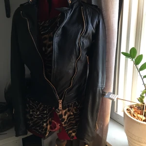  - Skinnjacka från zara ! Svart med  Detaljer i rose! Mycket fint skick! Mjuk o skön i skinnet! 