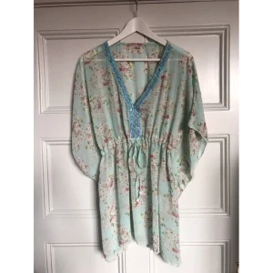  - Gullig blommig strandtunika. Passar de flesta i storleken. Köparen står för frakten och betalning sker via swish.