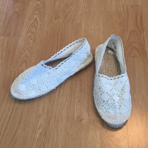  - Köpta på hm. Aldrig använda(som du ser på lappen under skorna också.) Sköna och söta. 