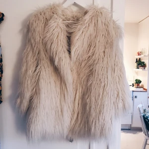  - Vit fuskpäls från HM studio aw/14. Hål under armarna så att man kan hänga jackan över axlarna. Möts i Sthlm eller fraktar mot fraktkostnad. 