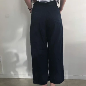  - Mörkblå jeans i mjukt tyg från Cheep Monday. En hög midja och riktigt skön passform, funkar även bra för en storlek 26/27.