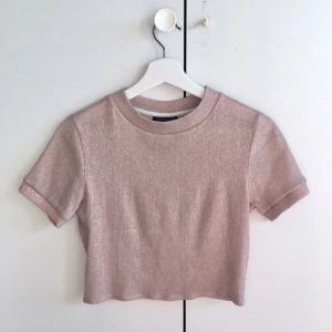  - Superfin glittrig crop top från topshop!!! ✨👌🌷  Storleken är XS/34 och passformen är perfekt för den som brukar ha den storleken.   Säljes eftersom jag försöker spara ihop pengar och redan har en till i en annan färg.    SWISH/FRAKT BETALAR KÖPAREN.  
