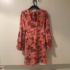  - Gör ont och sälja denna då den är så fin och har alltid fått komplimanger när jag har haft på mig den :( Dock är den för liten för mig då jag har gått upp i vikt...