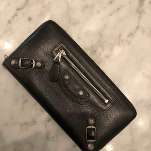  - Balenciaga plånbok, inköpt för 3700kr för två år sedan. Kvitto ej sparat men garanterad äkthet  Sparsamt använd 