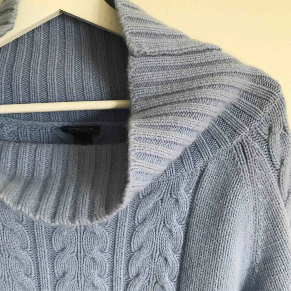 Superfin stickad tröja i 50% ull från Gant. Otroligt skön och varm men kommer tyvärr inte till användning. Står att det är storlek XL men tycker den är mer som en L. Priset kan diskuteras.. Tröjor & Koftor.