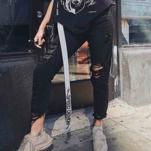  - Oanvända boyfriend jeans från Fashionnova. Slutsålda på hemsidan och kan ej beställas därifrån. Säljes omgående då dem skickas tillbaka nästa vecka