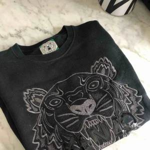  - Kenzo sweater, st XL men mer som en L. Använd ett fåtal gånger.  Äkta, har orderbekräftelse