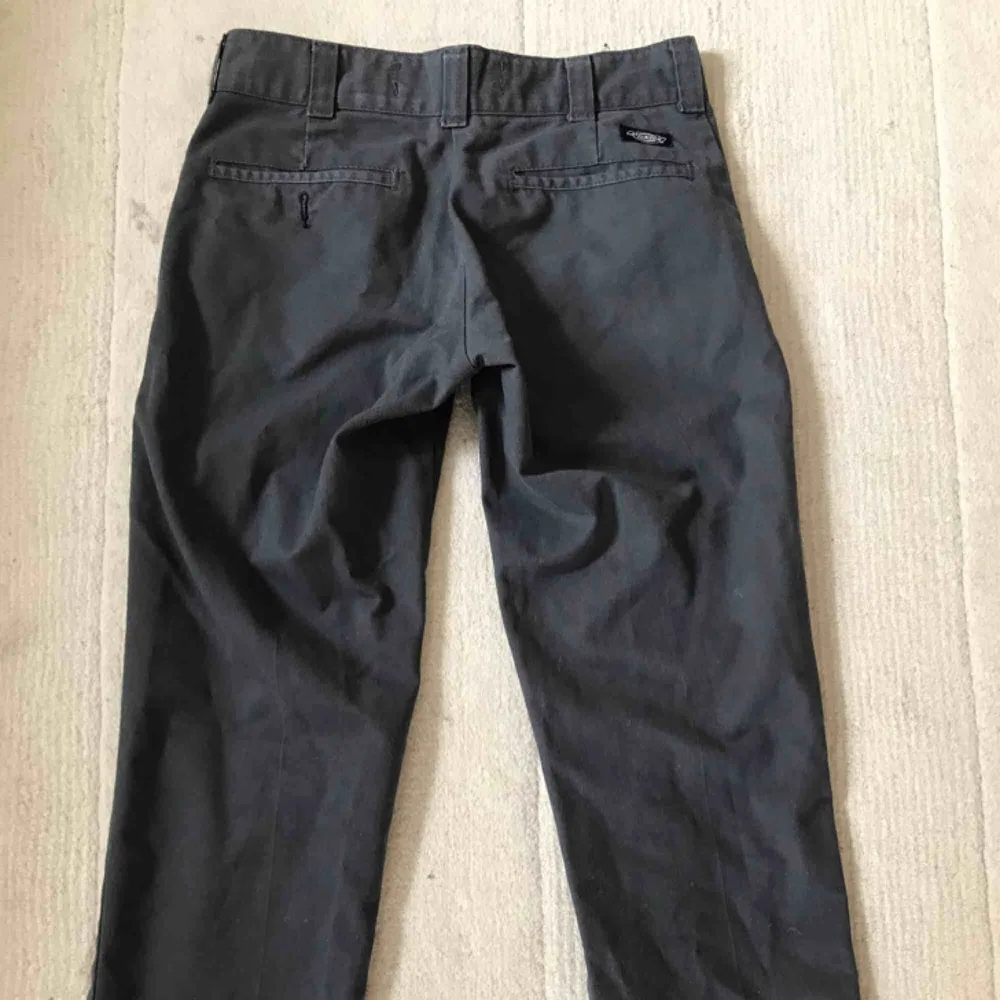 Gråa Dickies byxor jättebra skick har använt dem runt 2-4 månader, anledning till försäljning är för att dem blev för små i midjan. Frakt 35kr  . Jeans & Byxor.