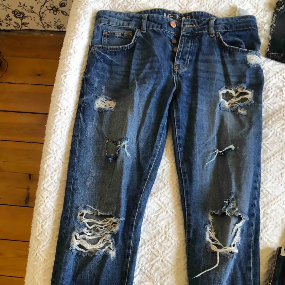 Säljer mina boyfriend jeans nästintill aldrig använda. Köpare står för frakt . Jeans & Byxor.