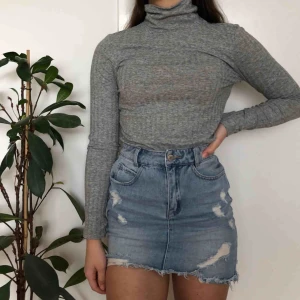  - Grå ribbad polotröja! Checka min profil för andra snygga plagg💓