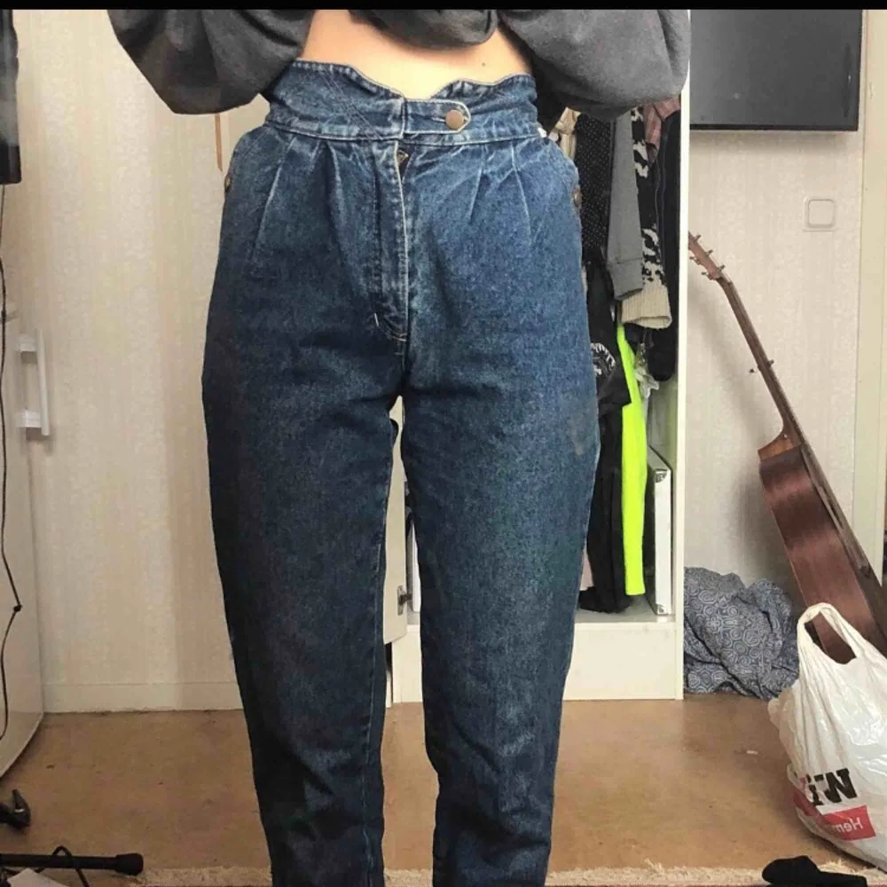Ett par blå vintage jeans med väldigt hög midja Kan mötas upp i Stockholm! Annars betalar köparen för frakt ⭐️. Jeans & Byxor.
