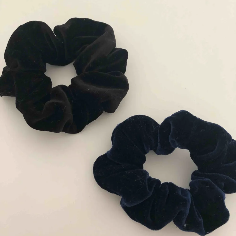 Två stycken scrunchies i sammetstyg • Knappt använda • En svart och en mörkblå • Säljer båda för 35kr totalt eller 20kr/styck • Köparen står för frakten!. Accessoarer.