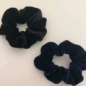 Två stycken scrunchies i sammetstyg • Knappt använda • En svart och en mörkblå • Säljer båda för 35kr totalt eller 20kr/styck • Köparen står för frakten!