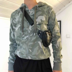  - Militärmönstrad tjocktröja