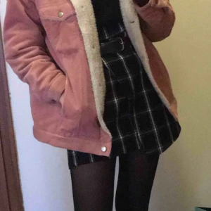  - supergullig rutig kjol köpt i usa💕🌸möts i stockholm eller så står köparen för frakt🌸💕