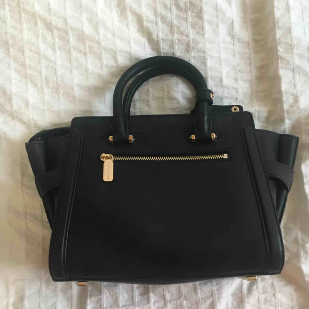 Jättefin Charles & Keith väska med tillbehör! Helt ny endast använd en gång 👜. Väskor.