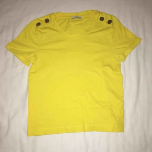  - Snygg gul t-shirt som passar både S och XS. Knappt använd. Har du några frågor eller vill ha fler bilder är det bara att skriva till mig 😊 Frakt betalar köparen. 