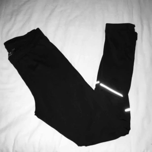  - Vanliga svarta träningsbyxor med reflex. Står strl 146/152 men passar en XS alternativt en liten S. Har du några frågor eller vill ha fler bilder är det bara att skriva till mig 😊 Frakt betalar köparen. 
