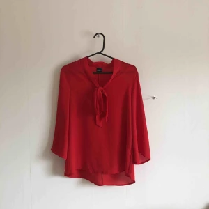  - Röd blus / topp från Gina. Använd 1 gång. Köparen betalar frakt ☺️