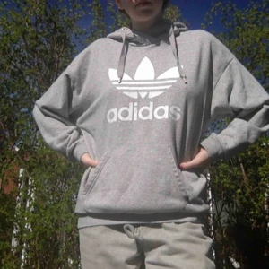  - Skit snygg hoodie köpt ursprungligen från urban outfitters! Jättemysigt material och har en luva. Kan mötas upp Malmö annars står köparen för frakt.