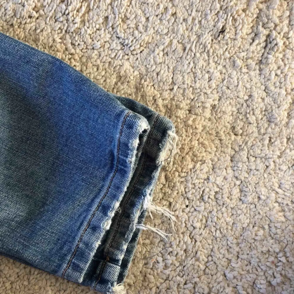Extremt snygga Mango-jeans! Hade behållt om jag inte vuxit ur dem. Sköna att ha då tyget är väldigt mjukt. Storlek 38, använda 10-15 gånger :) Du kommer gilla dem !. Jeans & Byxor.