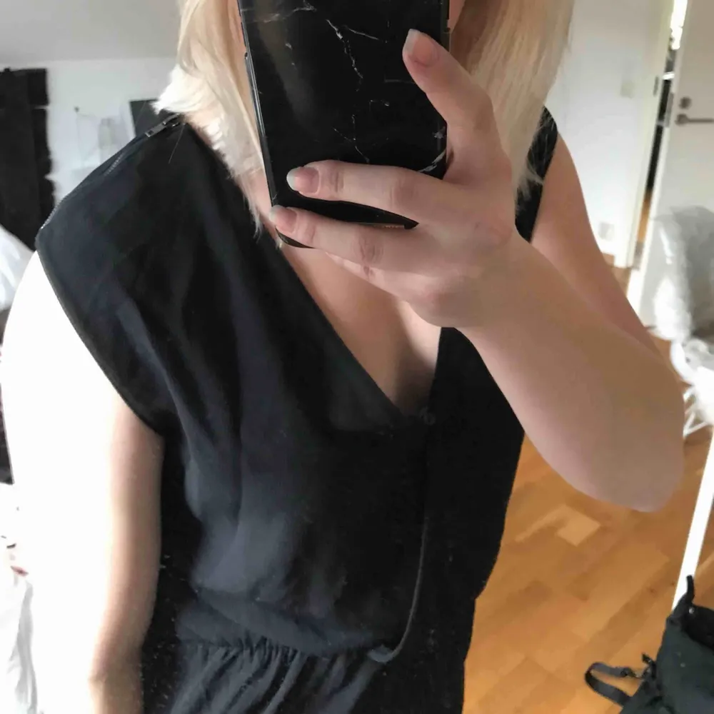 En fin byxdress från Zara som tyvärr är lite liten för mig. Använd ett fåtal gånger. På bilden har jag den bakochfram då jag tycker att man kan ha den åt båda håll. Den har dragkedjedetaljer på axlarna. Frakt tillkommer! . Övrigt.