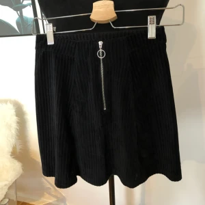  - Manchesterkjol, Skickas mot fraktkostnad 39kr