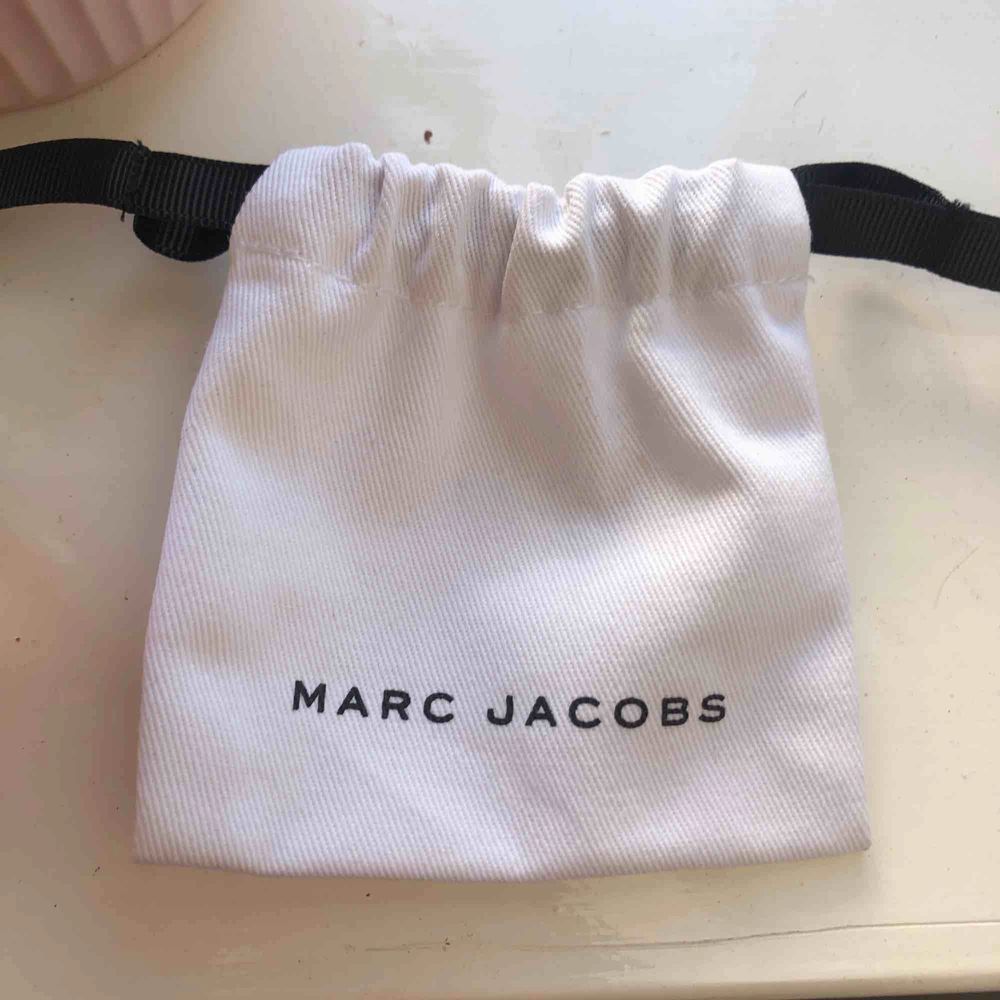 Nya Marc Jacobs örhängen aldrig använda då jag fick de i födelsedags present🥰 ingår liten dustbag . Accessoarer.
