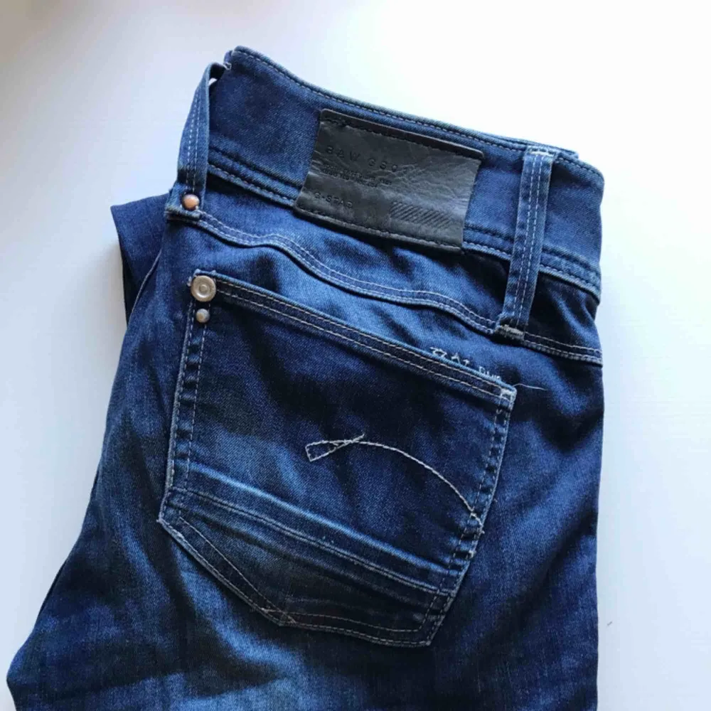 Snygga jeans, nästan aldrig använda då de är för långa för mig! . Jeans & Byxor.