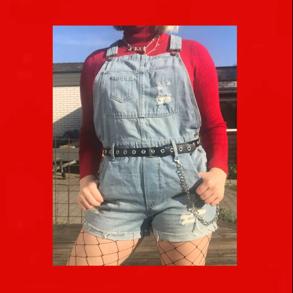 Jättefina overaller från H&M! Skulle passa jättebra nu till sommaren! Knappt använda då har köpt andra;) Frakten ingår i priset🌸🌸. Shorts.