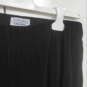  - Plisserade vida byxor från & other stories. Höga i midjan. Köparen står för evt frakt. 