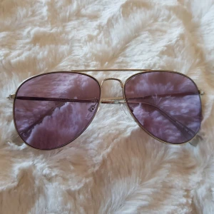  - Snygga solglasögon, endast använda ett fåtal gånger. Frakt ej inkluderat.