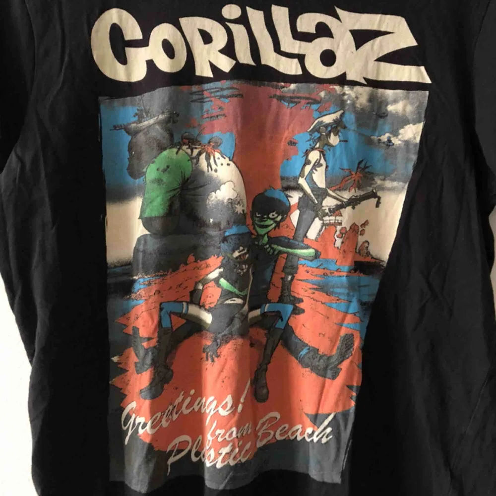 Skön T-shirt i trevligt skick med Gorillaz. Kan hämtas i Uppsala eller skickas mot fraktkostnad 39 SEK . T-shirts.