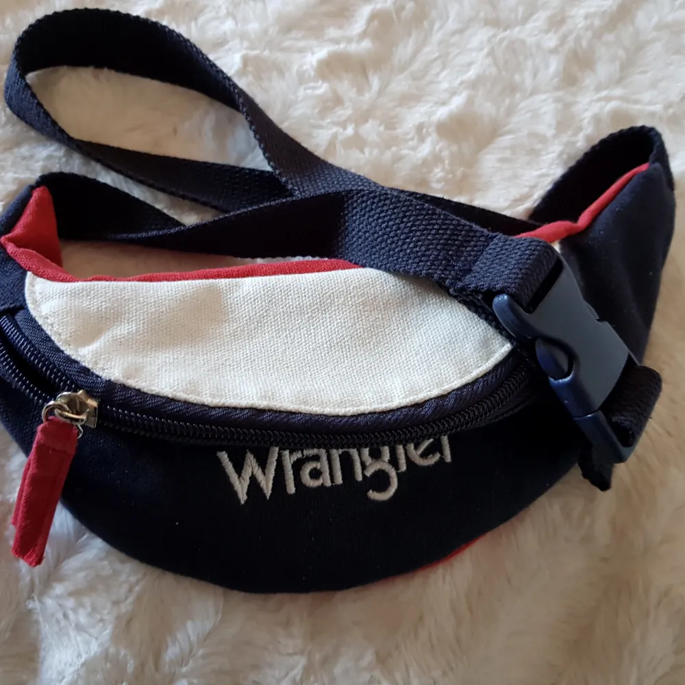 Snygg Wrangler fannypack från junkyard. Använt 1 gång, frakt ej inkluderat.. Accessoarer.