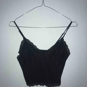 Svart spetslinne från Bikbok 🖤 - Snyggt svart spetslinne från BIKBOK i storlek XS 🖤 Frakt tillkommer, glöm inte att kolla in mina andra annonser :p