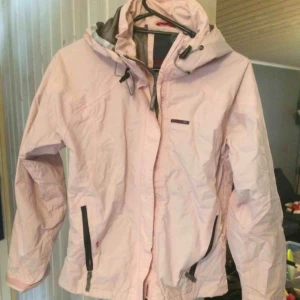  - Rosa regn jacka i fint skick stl 38 pris 150kr ink frakt 